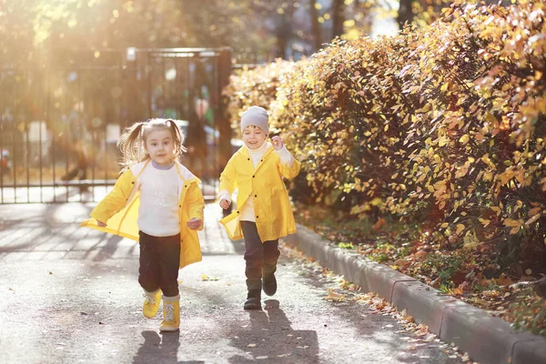 Los Niños Caminan Parque Otoño Otoño — Foto de Stock