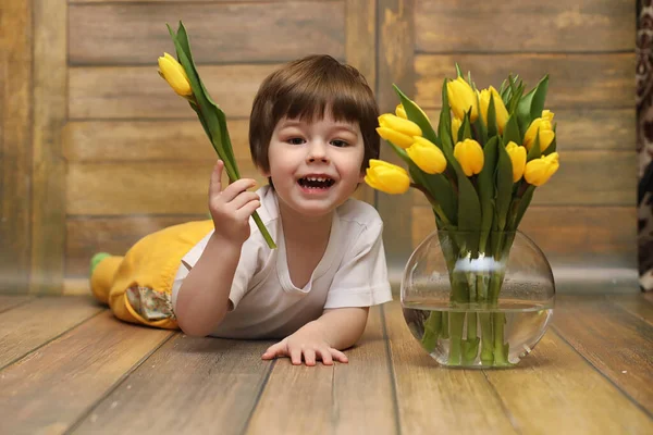 Small Child Bouquet Yellow Tulips Boy Gift Flowers Vase Gift — Stock Photo, Image