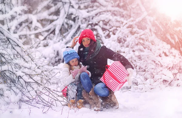 Cuento Hadas Invierno Una Joven Madre Hija Montan Trineo Bosque — Foto de Stock