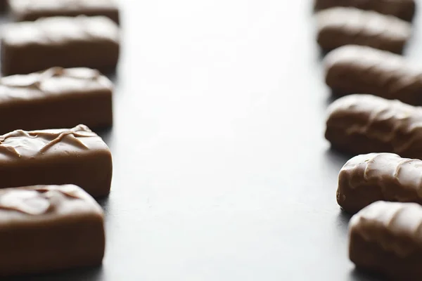 Barras Chocolate Sobre Fondo Negro Contraluz Chocolate Con Relleno Dulces — Foto de Stock