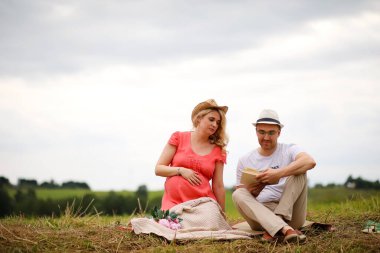 Par büyük göbek ve genç adam ile hamile kız