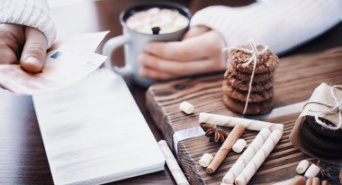 Kış kahvaltısı. Bir fincan sıcak çikolata, şekerleme ve taze pişmiş kurabiyeler. Zencefilli kurabiye ve kahve..