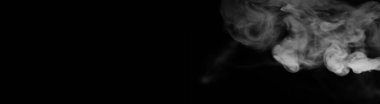 Siyah arka planda beyaz duman. Duman dokusu. Overla için arka planda beyaz duman kümeleri
