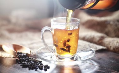 Aksesuarlı servis masasında demlenmiş çay.