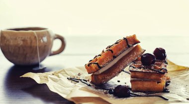 Doldurulmuş Viyana waffle 'ı. Kahve masası. Tatil için kahvaltıda güzel kokulu kurabiyeler..