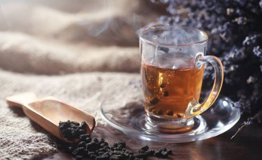 Aksesuarlı servis masasında demlenmiş çay.