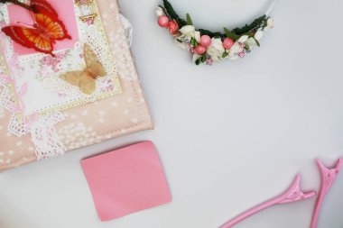 Kadın sırları, beyaz bir masa ve aksesuar için günlük.