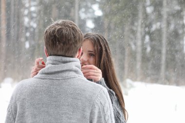 Kış öğleden sonra kar fırtınasında bir çift sevgili.