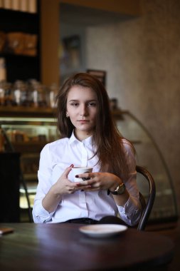 Kafedeki kız Paris 'te kahvaltı yapıyor.