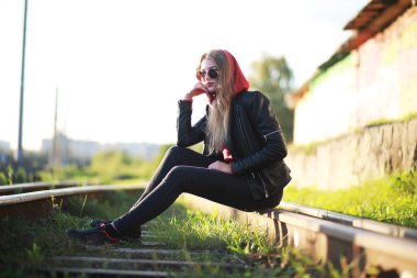 Gündelik kıyafetlerle yürüyen sevgi dolu bir çift.