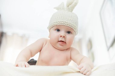 Yeni doğmuş bir bebek yumuşak bir yatakta yatıyor. Çocukların duyguları..