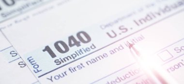 Yıllık vergi bildirimi. Masada vergi formu var. Finansal açıklamalar imzası.