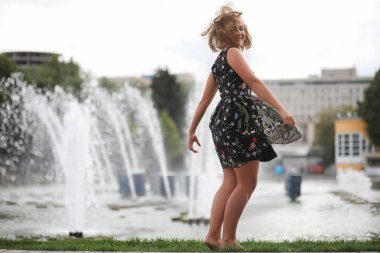 Parkta güzel bir kız yaz güneşli bir günde