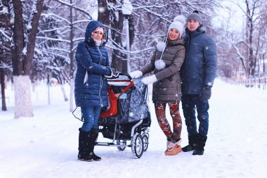 Pusetli arkadaşlar kış parkında birlikte yürüyorlar. 