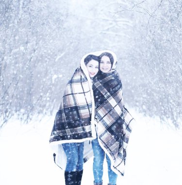 Bir güzel gün kış kar parkta güzel kız