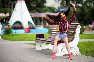 Şovun arka planında palyaço makyajı yapmış tatlı bir kız.