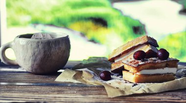 Doldurulmuş Viyana waffle 'ı. Kahve masası. Tatil için kahvaltıda güzel kokulu kurabiyeler..