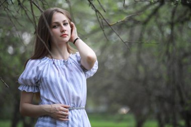 Bir kız bir bahar yeşil parkta bir yürüyüş