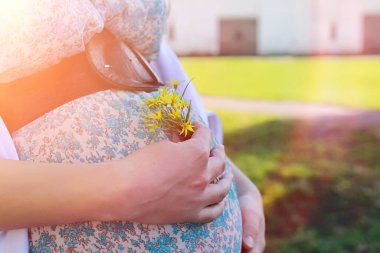 Hamile kız parkta bir yürüyüş. Şehir Parkı karnından kızla. Gelecekte anne parkta yürüyor