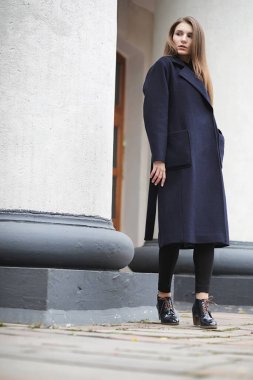 Bulutların arasında iş yapan güzel bir kız.