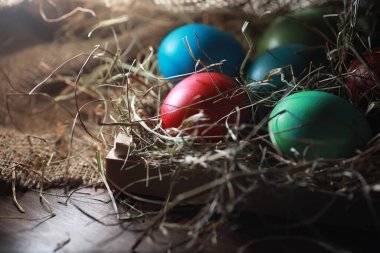 Çuval bezine boyanmış Paskalya yumurtası.