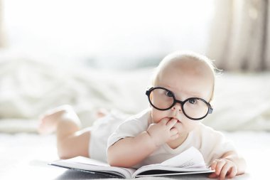 Yeni doğmuş bir bebek yumuşak bir yatakta yatıyor. Çocukların duygu eğitimi.