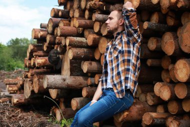 Sakallı hip-hop dansçısı genç bir adam.