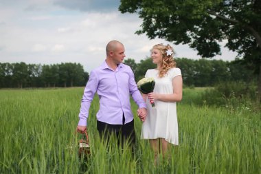 Yeşil alana yaz günde yürümek çift aşık