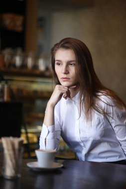 Kafedeki kız Paris 'te kahvaltı yapıyor.