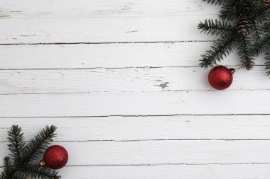 Yeni yıl geçmişi. Ahşap bir masada ladin dalları. Yeni yıl ağacı için süsler. Noel kutlaması