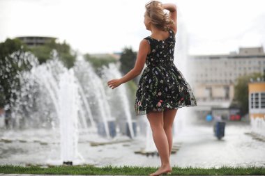 Parkta güzel bir kız yaz güneşli bir günde