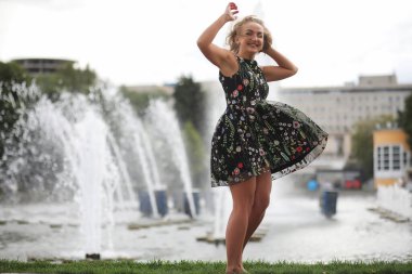 Parkta güzel bir kız yaz güneşli bir günde