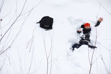 Kışın ormanda bir adam. Sırt çantalı bir turist kışın ormana gider..