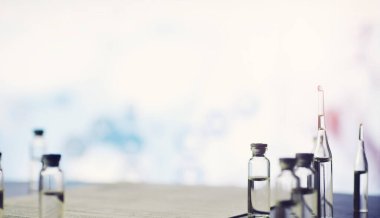 Bir adam tıbbi belge imzalıyor. Tıbbi ekipmanlar masada. Stetoskop ve şırıngalı ampuller. Ofiste notlar alıyor. Tıp Merkezi.