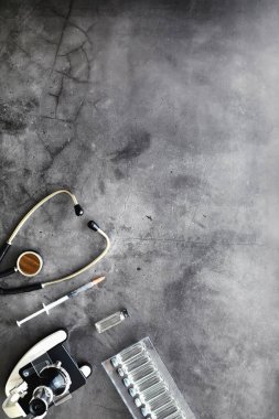 Aşılama. Tek kullanımlık şırıngalar ve üzerinde tıbbi aşılar olan test tüpleri. İlaç ve iğne..