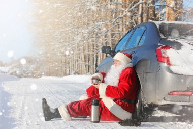 Noel Baba hediyeleri ile dışarıdan geliyor. Noel Baba sakal ve gözlük ile Kırmızı elbiseli Noel-e doğru yolda yürüyor. Noel Baba çocuklarına hediyeler getiriyor.