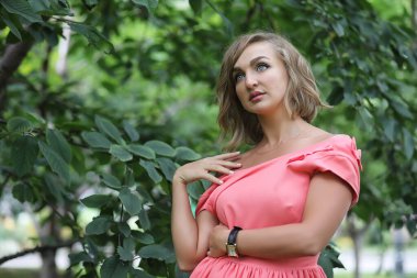 Parkta güzel bir kız yaz güneşli bir günde