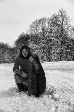 Defender'ı posta zırh genç savaşçı bir kılıç ve balta ile silahlı