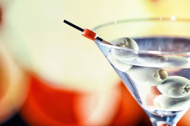 Camın yanında pencere kenarında kokteyl bardakları