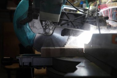 Üretim aşamasında aletler ve elektrikli testerelerle atölye çalışması