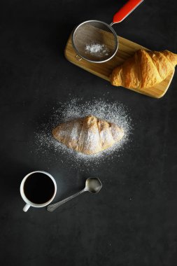 Taze hamur işleri masada. Kahvaltı için Fransız aromalı kruvasan..