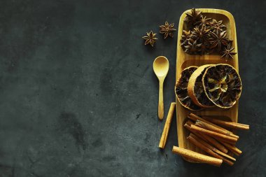 Yemek pişirmek için baharatlar. Tarçın ve anason. Baharatlar için havan topu ve tokmak.