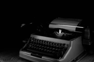 siyah ve beyaz retro daktilo mektup