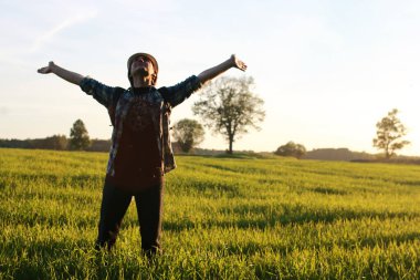 Gündelik giysiler içinde bir adam açık alanda bir gezgindir.