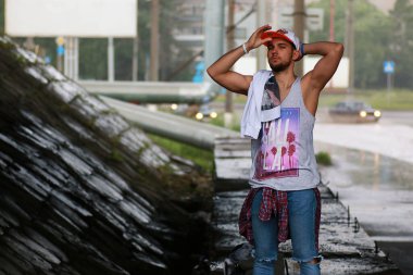 Sakallı hip-hop dansçısı genç bir adam.