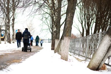 Kırsal alanların kış manzarası ve kardaki yollar