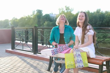 Bankta konuşan kadın oku ve gülümse.