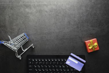 Alışveriş konsepti. Arka planda süpermarket arabası, para ve hediyeler var..