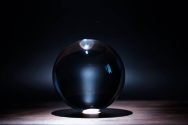 Kristal küre kaderi tahmin eder. Geleceğe yönelik tahminler.