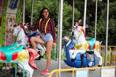 Şovun arka planında palyaço makyajı yapmış tatlı bir kız.